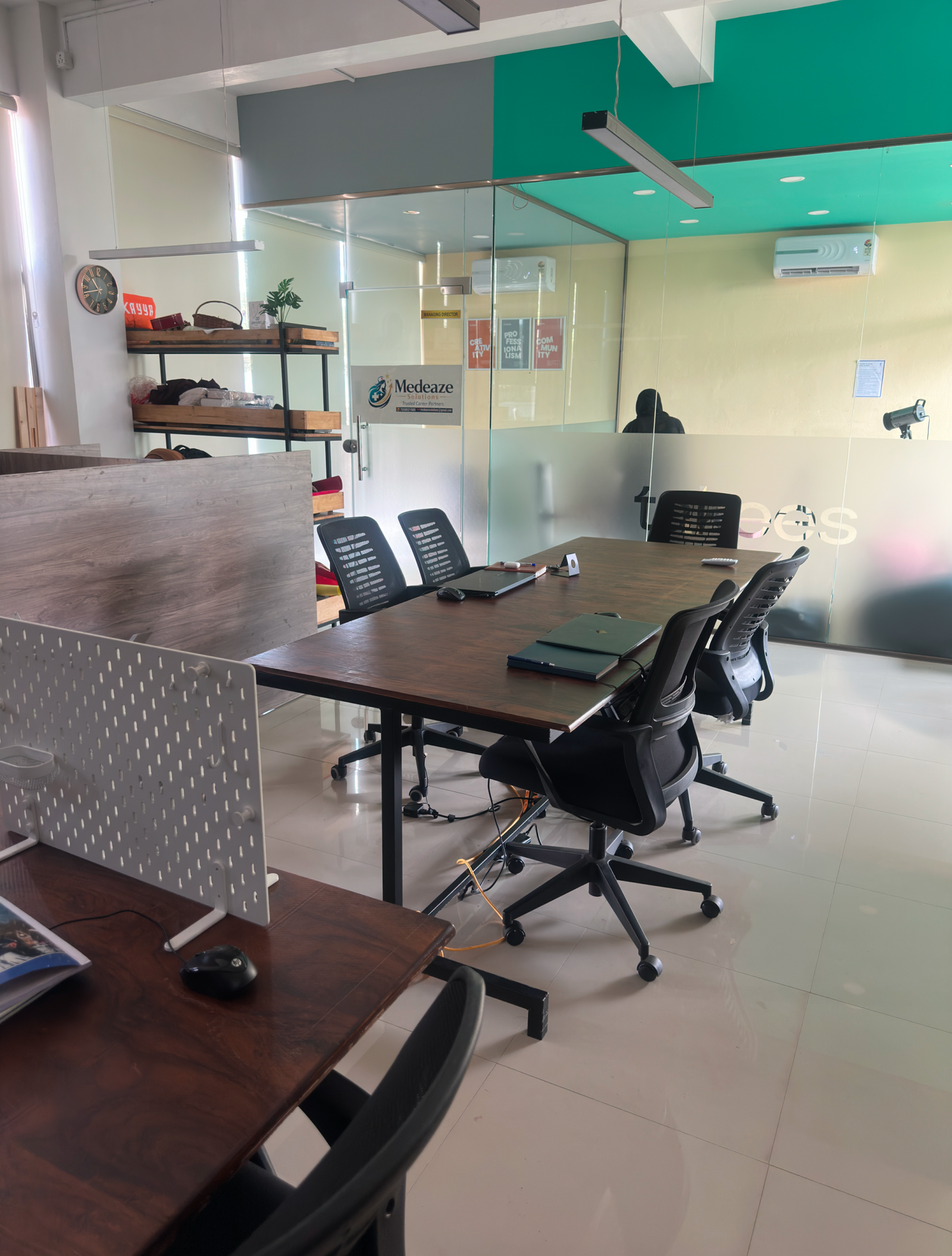 This is the Co work space of Takees Cowork, best co working space in Kannur. The image describes the space of cowork Hot Desk
